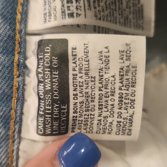 Levi's Blue Jean Shorts Distressed High-Waisted Size 32! - Picture 3 of 10